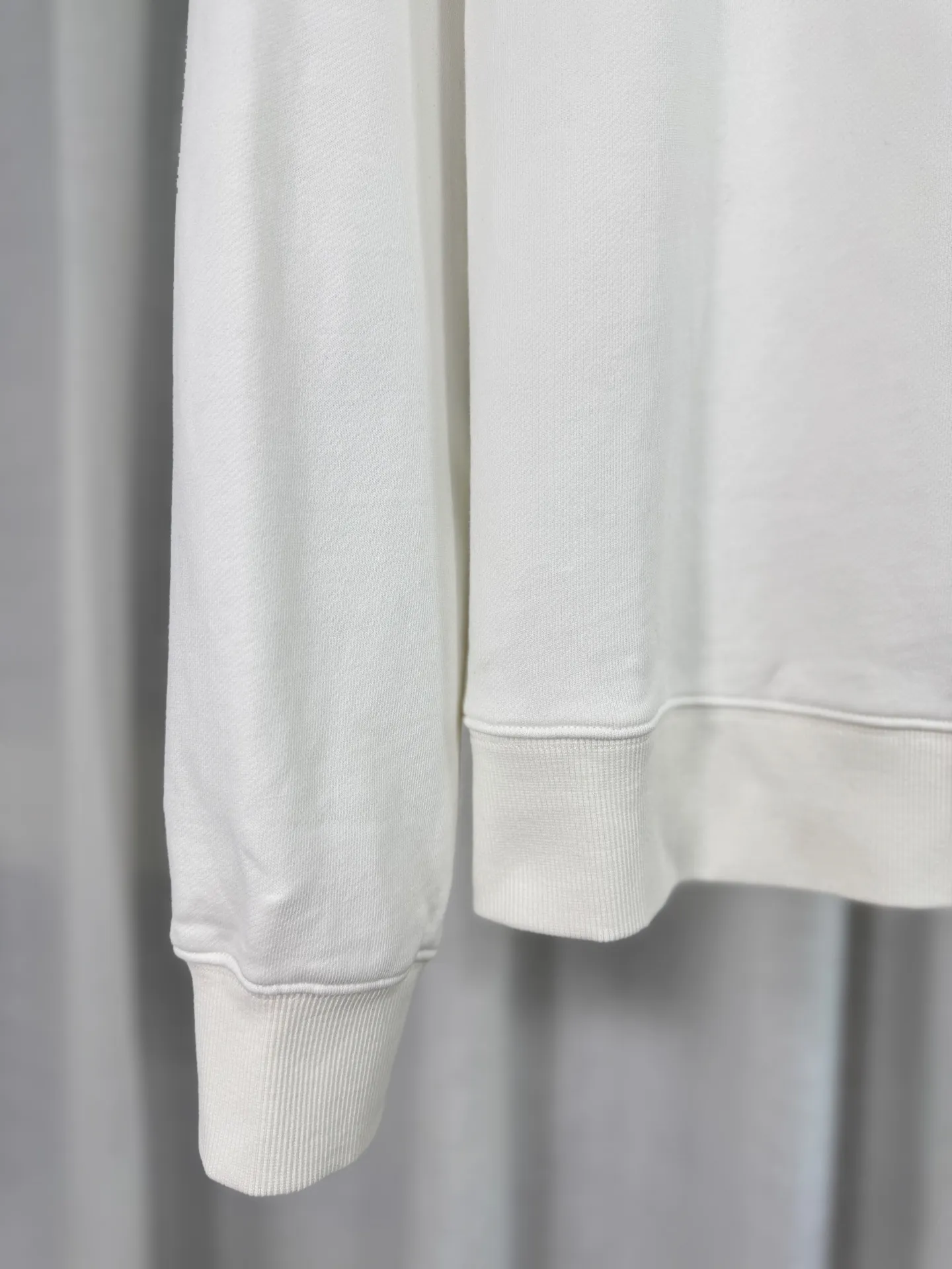 P260 top version, real shot without P, ​​different from market currency) 𝗖𝗵𝗿𝗼𝗺𝗲 𝗛𝗲𝗮𝗿𝘁𝘀/Cro Heart 2025 washed patch embroidery autumn and winter new original single counter American laser burnt 3D three-dimensional color embroidered couple casual sweatshirt 👑The highest version! Customized fabric 420g tripe terry fabric! American acid-washed and distressed original fabric laser burnt ✟appliqué embroidery and exquisite embroidery of letters! The best-selling model in the counter, very comfortable to wear. Accessories: original molded and authenticated collar label➕100% silk wash label. Genuine purchase-grade original hangtag➕matching hanging rope➕3D hanging beads➕original packaging bag. Craftsmanship: The original version has consistent wiring! The highest version of the armhole matching technique! Color: White Black Size: S M L XL Style Number: 25-316